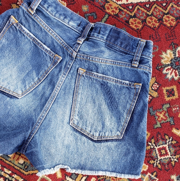 ⭐ ABERCROMBIE & FITCH | Distressed Denim Shorts - Picture 7 of 10